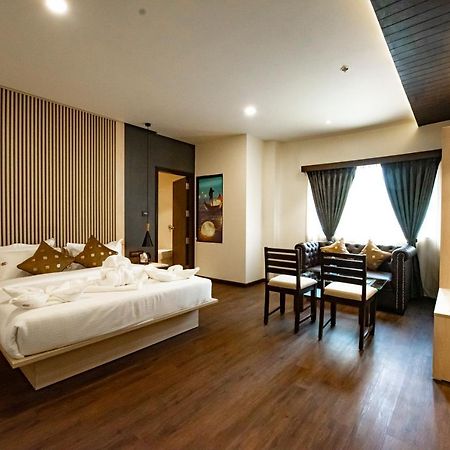 The Royal Palace Hotel 400703 Navi Mumbai Exteriör bild